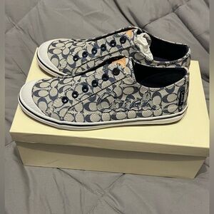 COACH
Style: A1609 KEELEY 8CM SIG C
Color: IBL IVORY/BLUE
Size:8